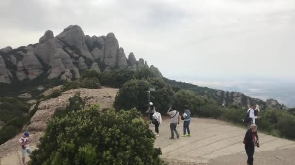 2019年6月26日，西班牙蒙特塞拉特：一群人站在山顶上 — 图库视频影像