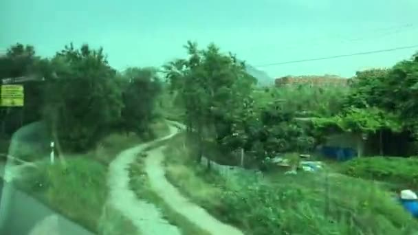 Montserrat, Espagne, Un grand champ vert avec des arbres en arrière-plan — Video