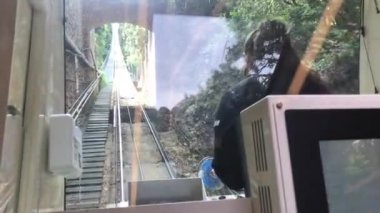 Montserrat, İspanya, 26 Haziran 2019: Toprak bir yolda ilerleyen bir kamyon