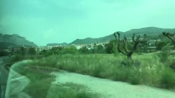 Montserrat, Španělsko, cedule na polní cestě — Stock video