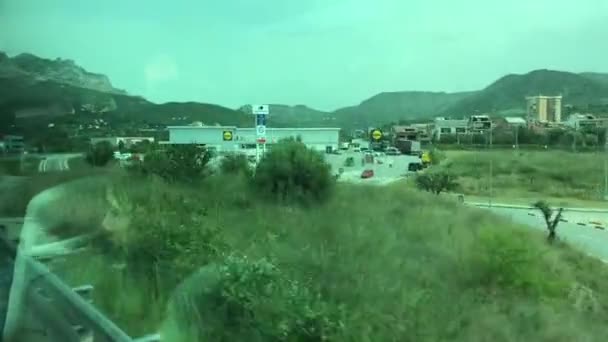 Montserrat, İspanya, Demiryolu üzerinde yeşil bir tren — Stok video