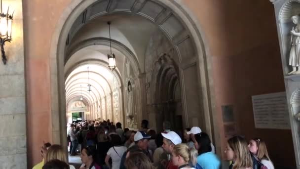 Montserrat, Španělsko, 26. června 2019: Skupina lidí sedících před budovou — Stock video