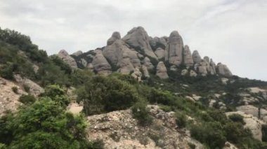 Montserrat, İspanya, Arkasında ağaçlar olan kayalık bir dağ