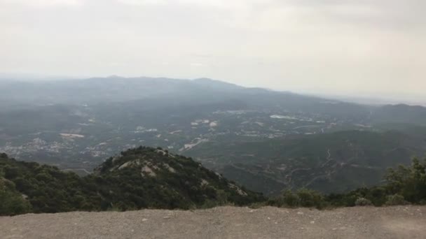 蒙特塞拉特，西班牙，山腰上的一个标志 — 图库视频影像
