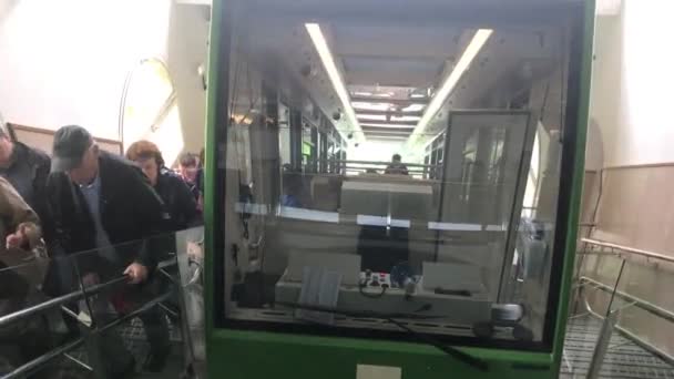 Montserrat, Španělsko, 26. června 2019: Osoba stojící před autobusem — Stock video