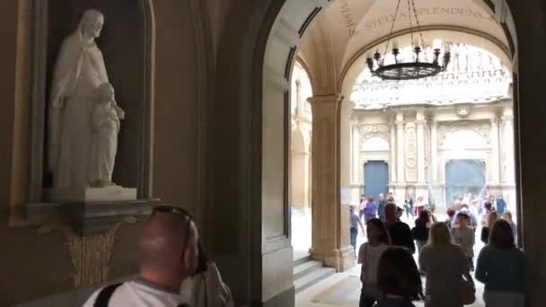 Montserrat, İspanya, 26 Haziran 2019: Bir binanın önünde duran bir grup insan — Stok video