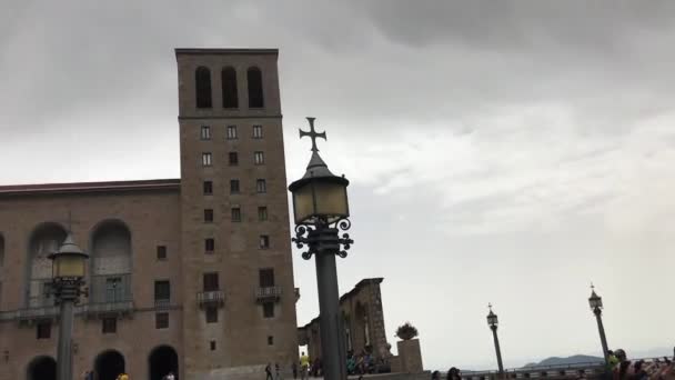 Montserrat, Ισπανία, Ένας πύργος ρολογιού μπροστά από ένα κτίριο — Αρχείο Βίντεο