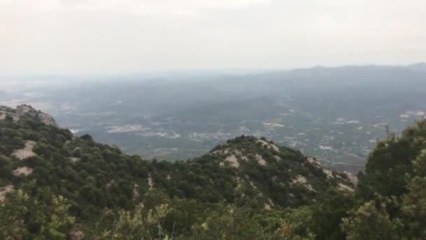 Montserrat, Espagne, Un panneau devant une montagne — Video