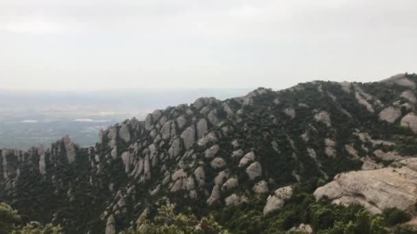 スペインのモンセラット岩の山の近く — ストック動画