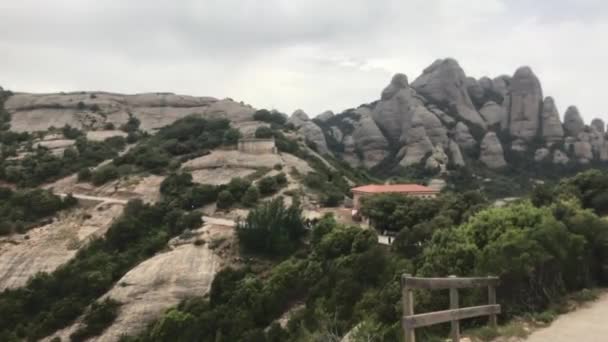 Montserrat, Espagne, Un gros plan d'une montagne rocheuse — Video