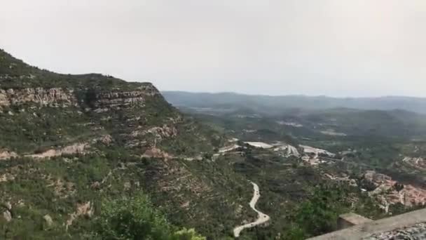 Montserrat, España, Una señal al lado de una montaña — Vídeos de Stock