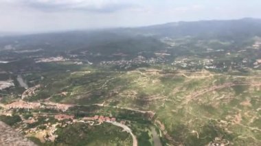 Montserrat, İspanya, Arkasında dağ olan bir şehir manzarası