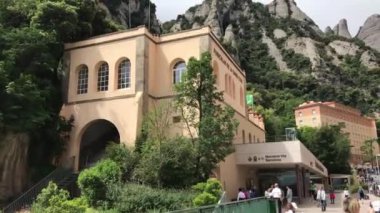 Montserrat, İspanya, bir grup insan bir binanın önünde yürüyor.
