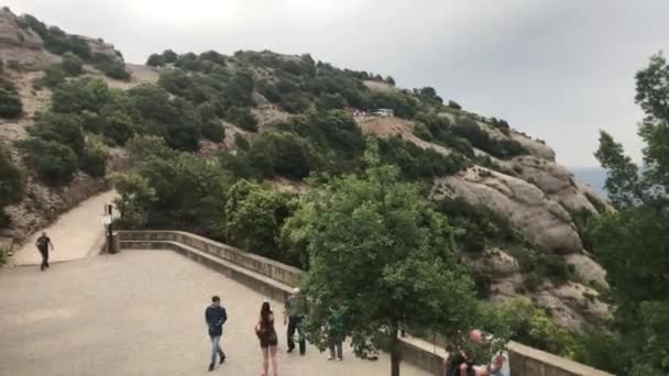 2019年6月26日，西班牙蒙特塞拉特：一群人爬上一座小山 — 图库视频影像
