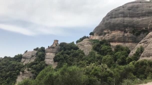 Montserrat, İspanya, Arkasında ağaçlar olan kayalık bir dağ — Stok video