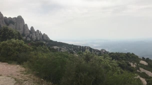 Montserrat, Espagne, Une maison qui a un panneau sur le flanc d'une montagne — Video