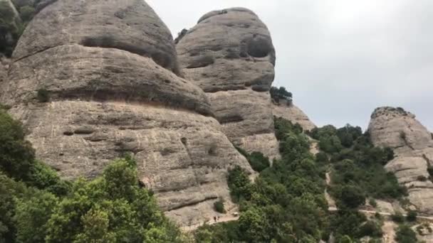 Montserrat, Spania, aproape de o stâncă mare — Videoclip de stoc