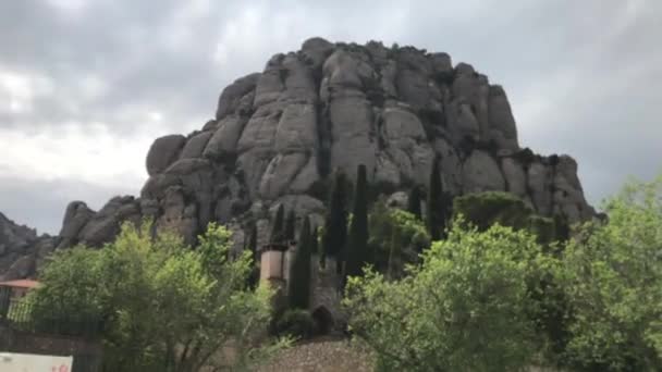 Montserrat, Espagne, Un gros plan d'un grand rocher en arrière-plan — Video