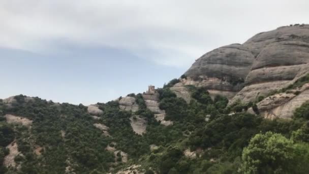 Montserrat, Espagne, Un panneau sur le flanc d'une montagne — Video