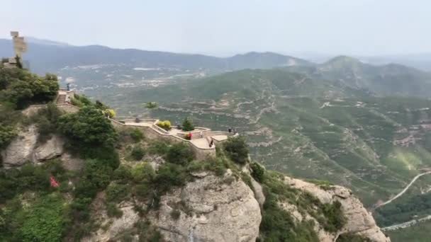 Montserrat, España, Vista de una montaña rocosa — Vídeo de stock