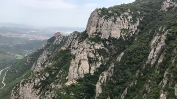 Montserrat, Spanien, Ein felsiger Berg — Stockvideo