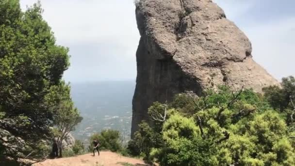 Montserrat, Hiszpania, 26 czerwca 2019: Drzewo z górą w tle — Wideo stockowe