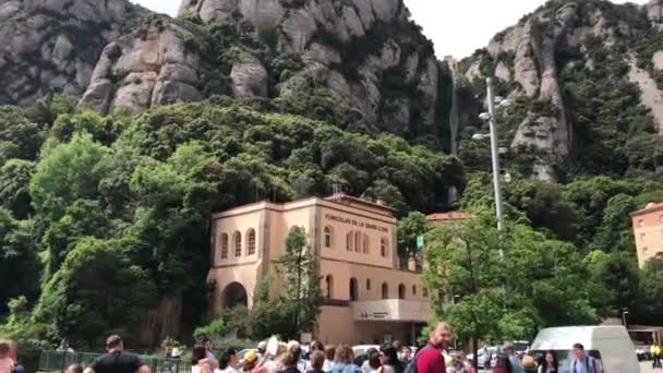 Montserrat, Spagna, 26 giugno 2019: Un gruppo di persone che cammina per strada — Video Stock