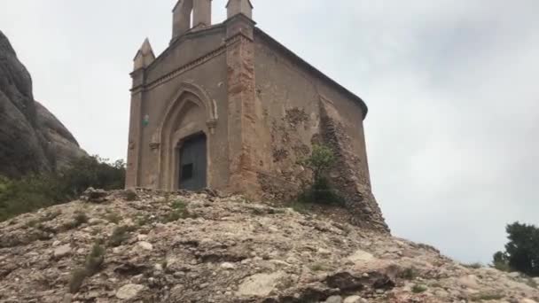 Montserrat, Spanyolország, egy kőépület sziklás sziklával. — Stock videók