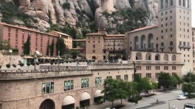 Montserrat, İspanya, büyük bir taş bina.