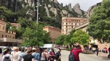 Montserrat, İspanya, 26 Haziran 2019: Bir grup insan sokakta yürüyor