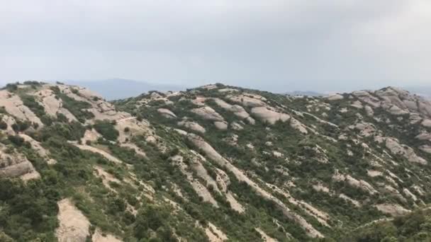 Montserrat, İspanya, Kayalık bir dağa yakın çekim — Stok video