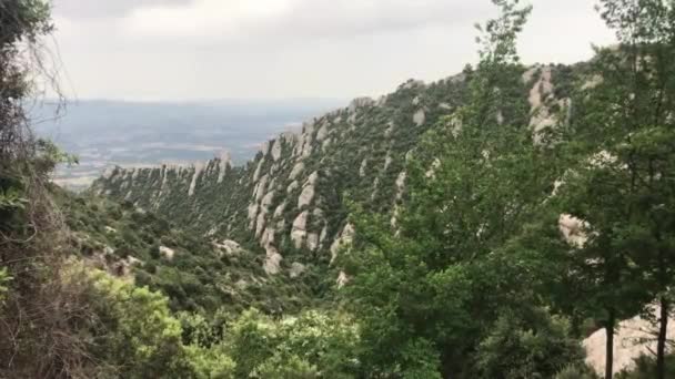 Montserrat, Espanha, Um sinal no lado de uma montanha — Vídeo de Stock