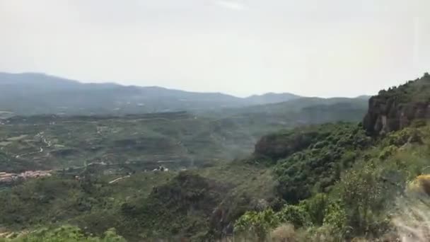Montserrat, Ισπανία, Ένα κτίριο με ένα βουνό στο βάθος — Αρχείο Βίντεο