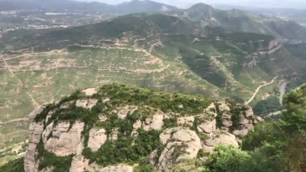 Montserrat, İspanya, Kayalık bir dağ manzarası — Stok video