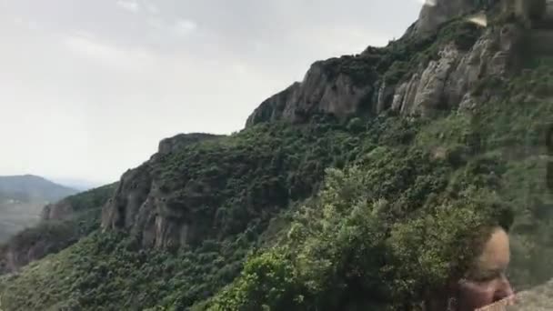 Montserrat, Spanje, Een bord op de zijkant van een berg — Stockvideo