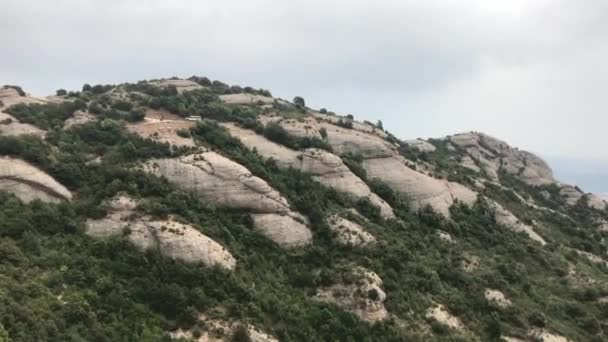 Montserrat, España, Una montaña rocosa — Vídeo de stock