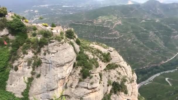 Montserrat, Espagne, Une vue sur une montagne rocheuse — Video