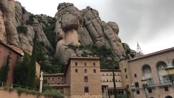 Montserrat, Hiszpania, Duży kamienny budynek — Wideo stockowe