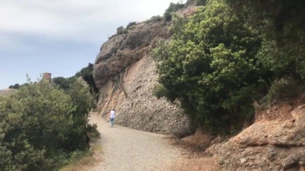 Montserrat, İspanya, Binanın kenarında ağaçlar olan bir patika — Stok video