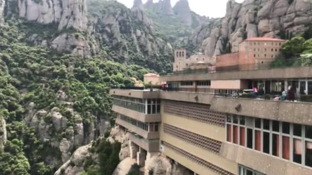 Montserrat, Spanien, Ein großes Gebäude mit einem Berg im Hintergrund — Stockvideo