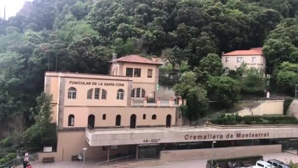 Montserrat, Spanien, Ein großes Gebäude — Stockvideo