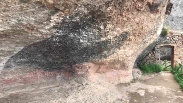 Montserrat, España, Un primer plano de un muro de piedra — Vídeos de Stock