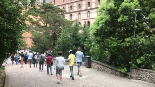 Montserrat, España, 26 de junio de 2019: Un grupo de personas caminando por un camino de tierra — Vídeo de stock