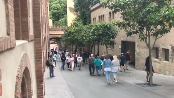 Montserrat, Hiszpania, 26 czerwca 2019: Grupa ludzi spacerująca ulicą miejską — Wideo stockowe