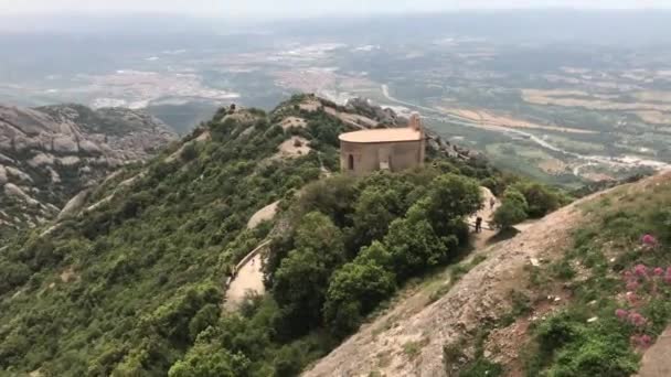 Montserrat, Espagne, Une vue sur une montagne rocheuse avec la forteresse de Nimrod en arrière-plan — Video