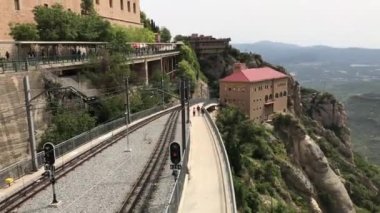 Montserrat, İspanya, tren raylarından bir binaya doğru ilerliyor.