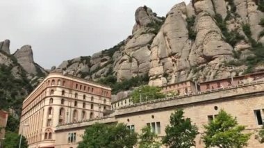 Montserrat, İspanya, arkasında Montserrat olan büyük bir taş bina.