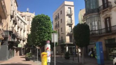 Reus, İspanya, Bir binanın önündeki şehir caddesi