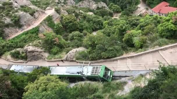 Montserrat, Spanyolország, A vonat halad lefelé a folyón — Stock videók