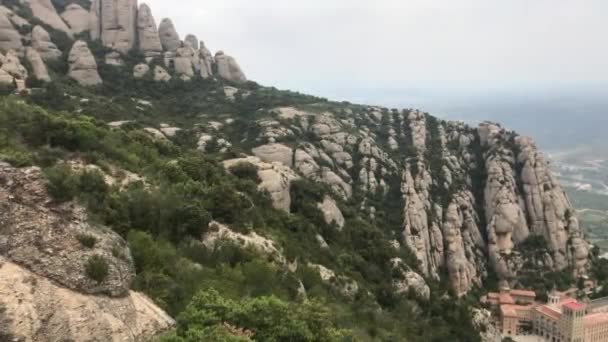 Montserrat, España, Una montaña rocosa — Vídeo de stock